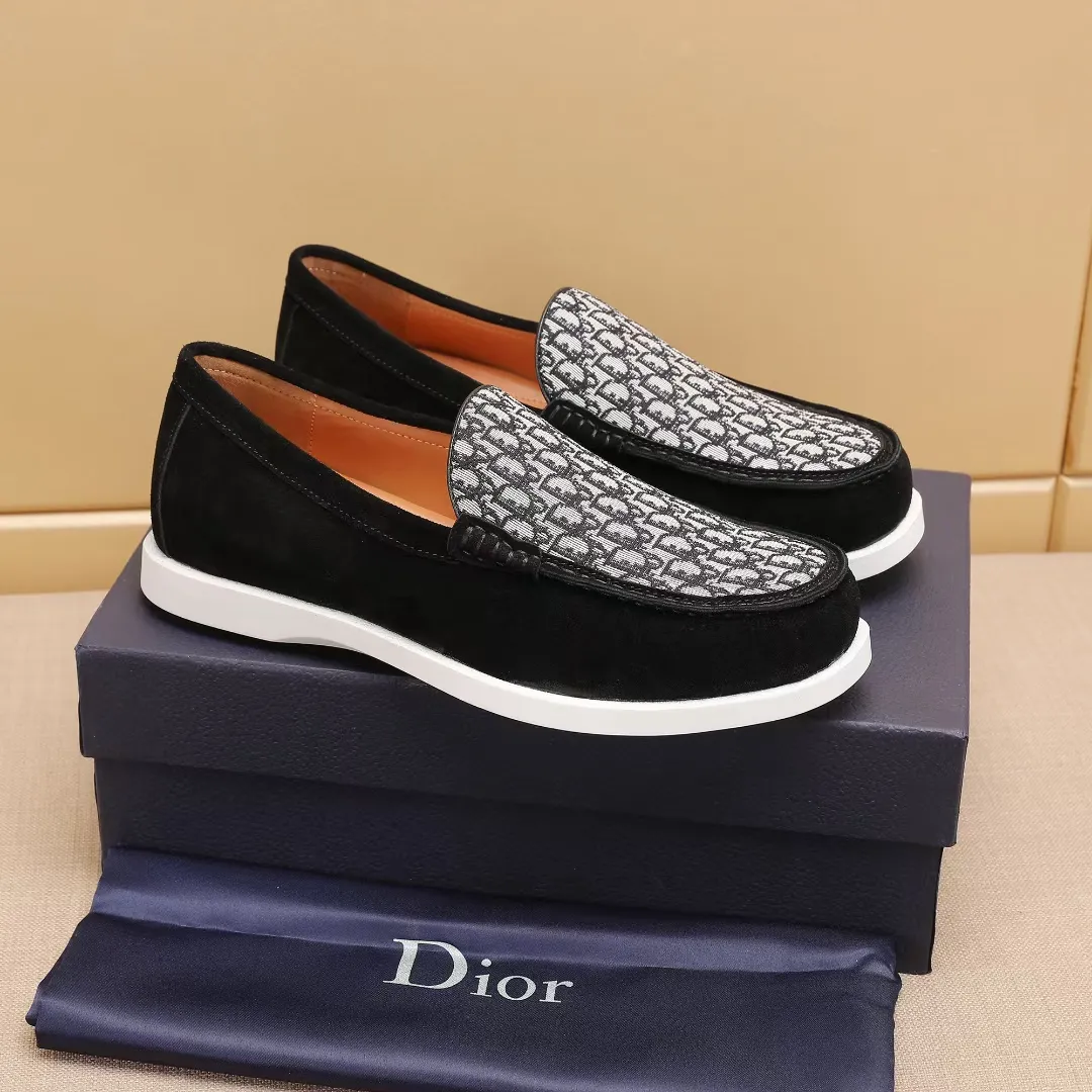 Men's Men's Shoes 💰400 [New Style] 🏍️🏍️Dior - This Dior Granville loafer is a casual dress shoe. Crafted from luxuriously soft beige suede, it features a beige Oblique print panel on the upper. The lightweight cream-white rubber sole is more sophisticated. The Dior Oblique pattern is engraved on the outsole to enhance the style, and the Dior logo is engraved on the back side. Adds elegance to any casual look.